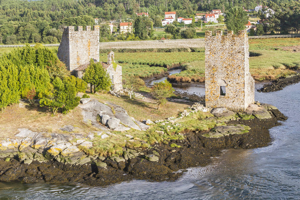 Batı kuleleri harabelerde Catoira - Fotoğraf, Görsel