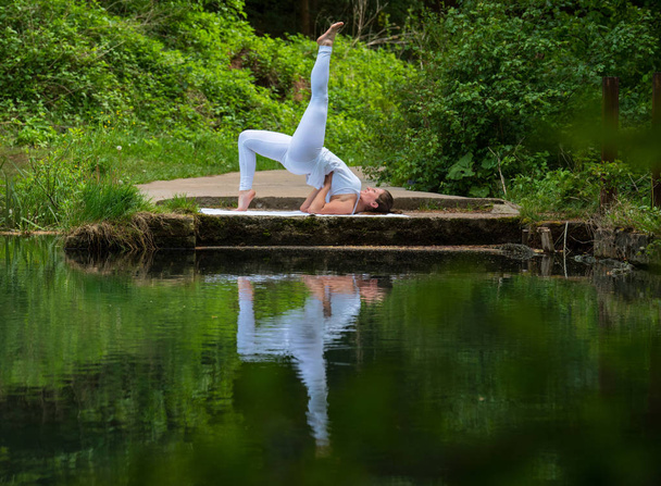 Girl in white doing yoga - Foto, immagini