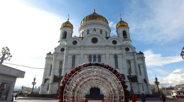 Panorámás kilátás nyílik a Megváltó Krisztus székesegyház és a pátriárka híd, Moszkva, Oroszország. Április, 24, 2017 - Fotó, kép