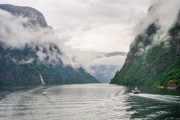 Bela paisagem e vista panorâmica do fiorde em um dia nublado, Noruega
 - Foto, Imagem