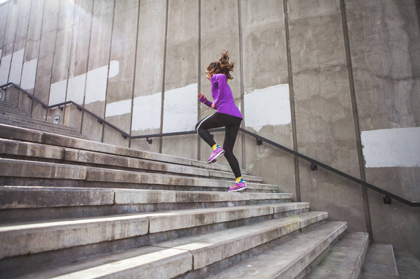 Молода спортивна жінка біжить
  - Фото, зображення