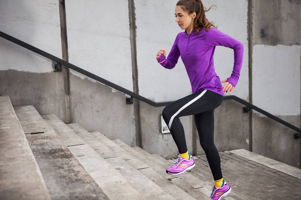 Mladá sportovní žena běží  - Fotografie, Obrázek