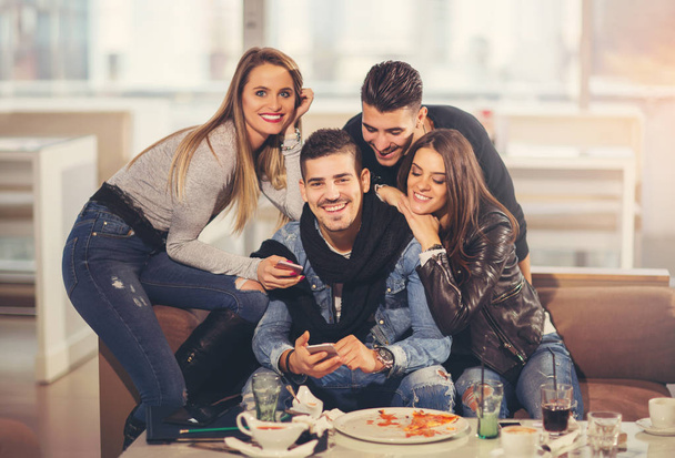 Junge Leute in lässiger Kleidung essen Pizza - Foto, Bild