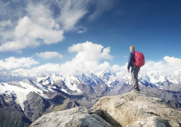 Tourist auf der Bergkette in den Wolken - Foto, Bild