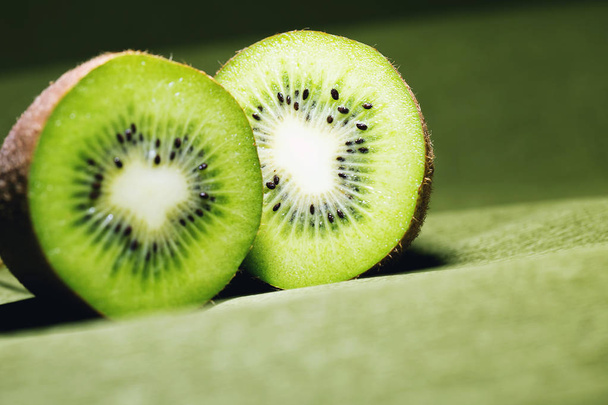 grüne Kiwi. leckeres Obst - Foto, Bild