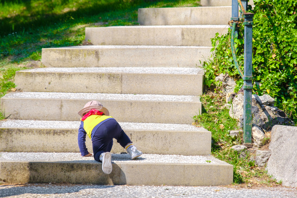 Bebé recién nacido subir escaleras
 - Foto, imagen