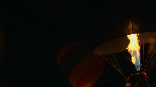 balónky rozsvítit noc a proud ohně jako jsou balónky naplněné - Záběry, video