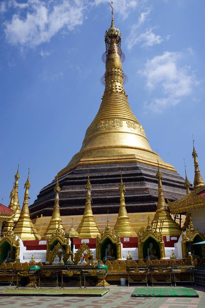 High stupa in Myanmar - Foto, Imagen