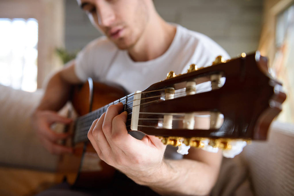 close up shot of gitar - Foto, afbeelding