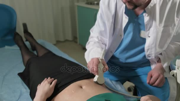 Ο γιατρός που κάνει 3d υπερηχογράφημα στην κοιλιά της γυναίκας τ στην κλινική 4k - Πλάνα, βίντεο