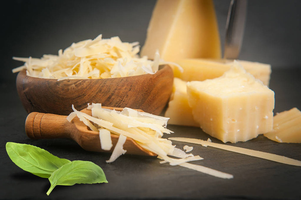 Fakanállal reszelt parmezán sajt - Fotó, kép