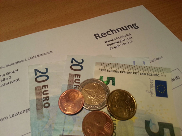 Factuur, eurobiljetten en-munten - Foto, afbeelding
