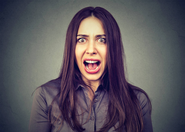 Ενοχλημένος θυμωμένη γυναίκα ουρλιάζοντας - Φωτογραφία, εικόνα
