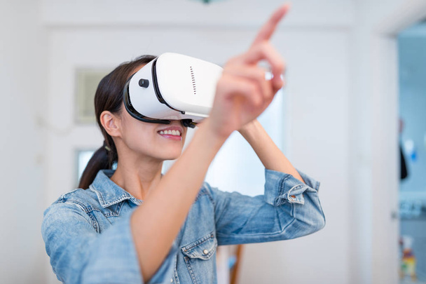 Mujer mirando a través de la realidad virtual
 - Foto, imagen