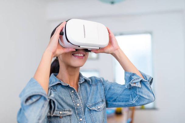 Mujer mirando con dispositivo de realidad virtual
  - Foto, imagen
