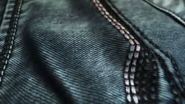 Jeans réalistes agitant le vent. Fond abstrait Résolution Ultra-HD. Texture du tissu en gros plan. Boucle sans couture - Séquence, vidéo