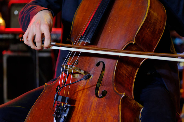 L'homme joue du violoncelle sur scène
 - Photo, image
