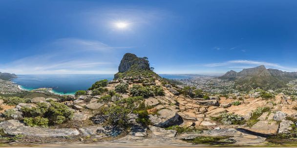 Piena realtà virutale 360 dei Lions Head e Table Mountain picchi a Città del Capo, Sud Africa
 - Foto, immagini