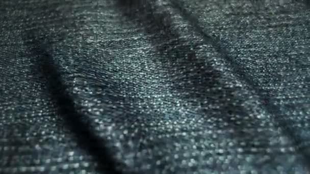 Realistische jeans zwaaiend in de wind. Abstracte achtergrond Ultra-HD resolutie. Close-up stof textuur. Naadloze lus - Video