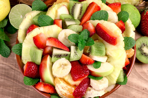 Свежеприготовленный фруктовый салат с различными свежими и органическими фруктами
 - Фото, изображение