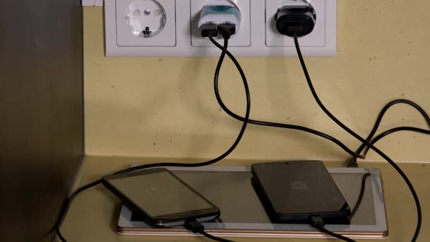 tabletti ja älypuhelimet lataus kytketty pistorasiaan laturit
 - Materiaali, video