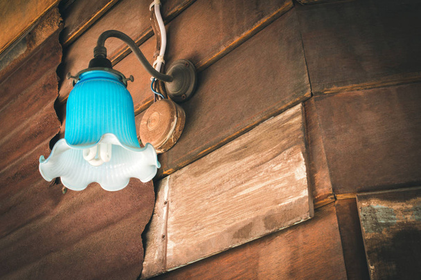 Elektrická žárovka zelené sklo vintage lampa dekoraci na zdi dřevěné vintage domu s vintage drátu a coyspace. Retro skleněná lampa koncept. - Fotografie, Obrázek