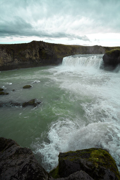 Studená voda na Islandu. Godafoss vodopád v rocky mountains. FR - Fotografie, Obrázek