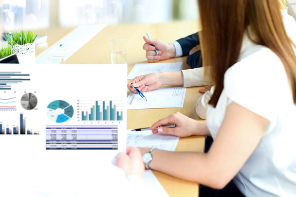 同僚の作業と財務分析計数グラフ - 写真・画像