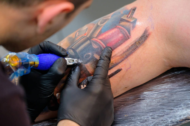 Καλλιτέχνης που κάνει ένα τατουάζ για επισκεπτών Tattoofest - Φωτογραφία, εικόνα