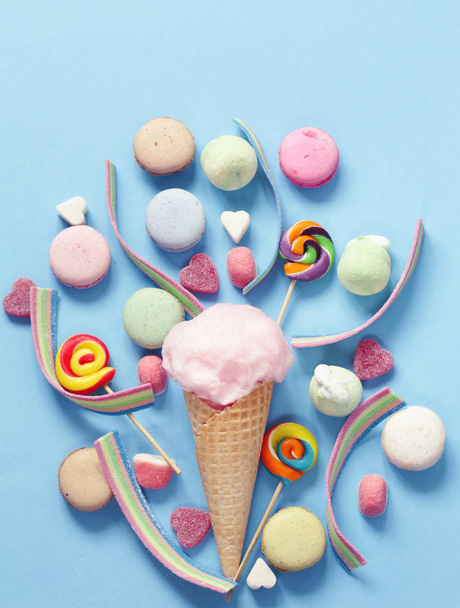 Dulce algodón de azúcar en un cono de gofre, dulces y dulces de gelatina
 - Foto, Imagen