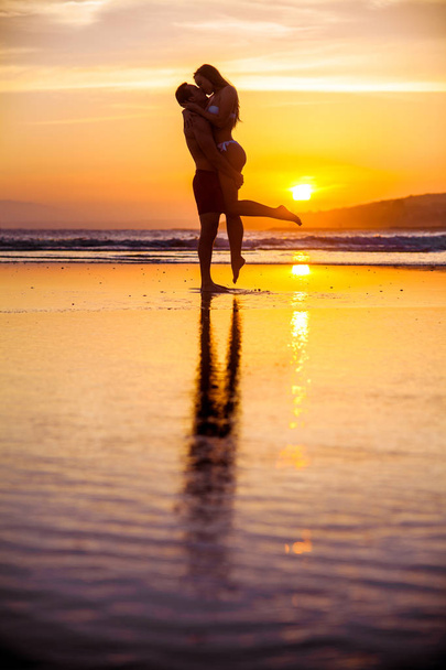 若いカップルがビーチで受け入れ - 写真・画像