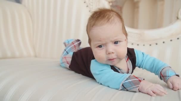 Lindo bebé se encuentra en el sofá
 - Metraje, vídeo