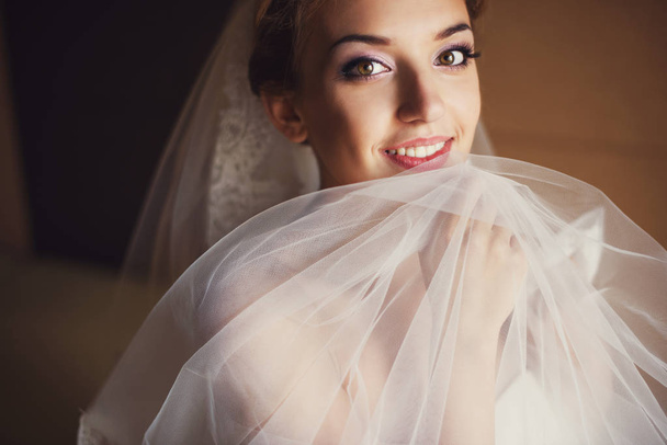 幸せな花嫁の美しいクローズ アップの肖像画 - 写真・画像