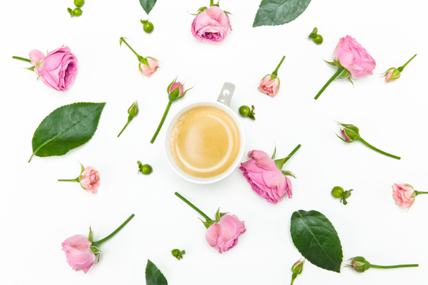 Beautiful flowers and cup of coffee - Foto, afbeelding