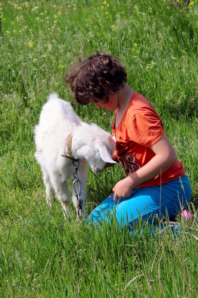 牧草地で子供を持つ少女。写真 - 写真・画像