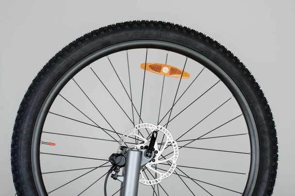 Parte de la rueda delantera de la bicicleta mtb
.  - Foto, Imagen