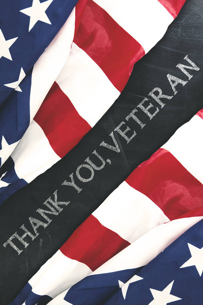 Bandeiras americanas perto de caligrafia de obrigado, veteranos
 - Foto, Imagem