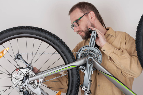 Bearded caucasian man repairing  the mtb bicycle - Zdjęcie, obraz