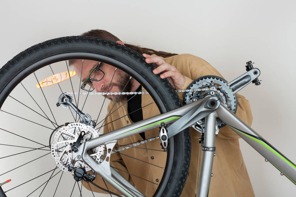 Szakállas kaukázusi Férfi mtb kerékpár javítás - Fotó, kép