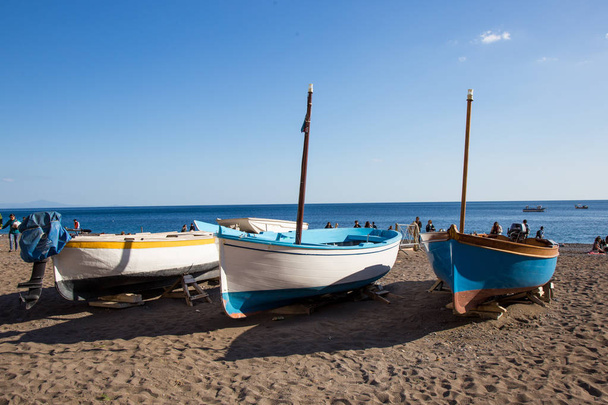 βάρκες για την ακτή του Ποζιτάνο - Φωτογραφία, εικόνα
