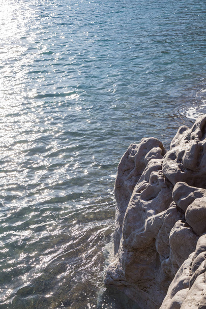 βράχο που βυθίζεται στο νερό: Ποζιτάνο - Φωτογραφία, εικόνα