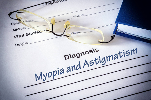 Diagnose-Liste mit Astigmatismus und Kurzsichtigkeit. Konzept für Augenkrankheiten - Foto, Bild