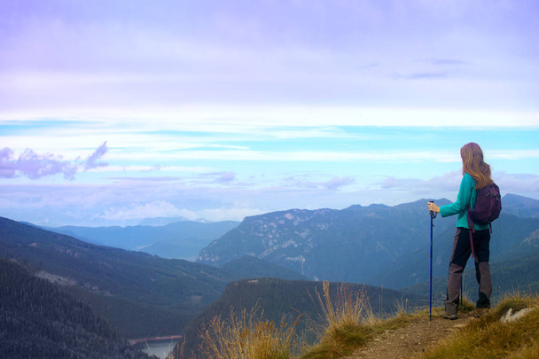 туристическая девушка в Доломитовых Альпах
  - Фото, изображение