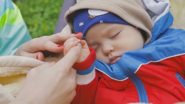 Édes kisfiú alszik babakocsiban - Felvétel, videó