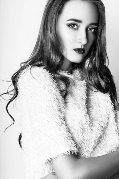 Studio photo of young woman on white background. Black and white - Foto, Bild