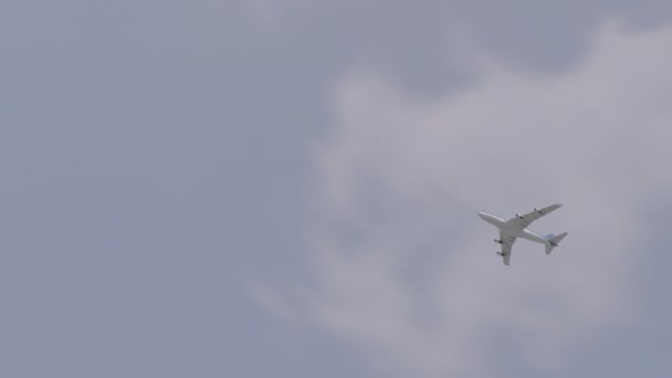 Nagy kereskedelmi repülőgép repül fent az égen. 4 k-klip - Felvétel, videó