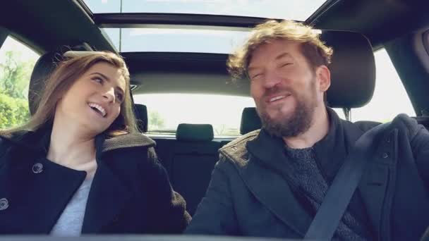 Para w samochodzie, rozmawiając, śmiejąc się, planowania wakacji jazdy - Materiał filmowy, wideo