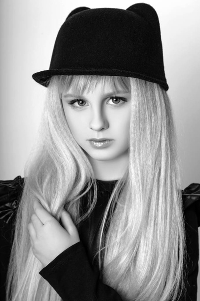 Cute girl teenage with long blond hair posing studio nature portrait. Black and white - Fotoğraf, Görsel