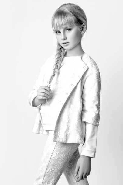 niedliches Mädchen Teenager mit langen blonden Haaren posiert Studio Natur Porträt. schwarz-weiß - Foto, Bild