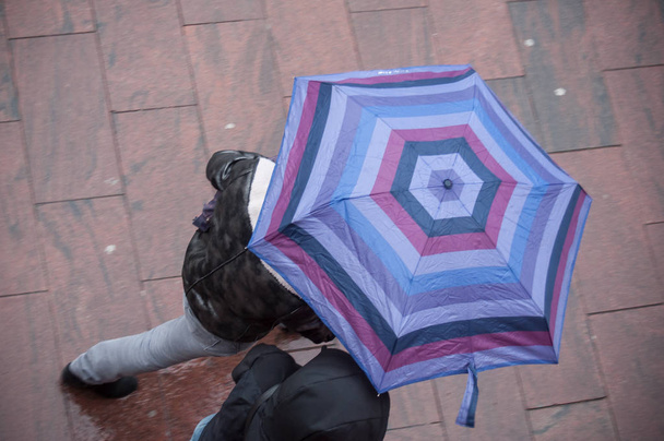  pár s deštníkem na dláždění místo ve městě - Fotografie, Obrázek